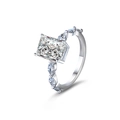 Anillo de plata S925 con una gran moissanita rectangular y piedras laterales de corte marquesa - US 5 / Oro Blanco