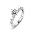 Eleganter s925 Silber Moissanit Kronenring mit floralen Steinen auf weißem Grund - US 5 / Weißgold