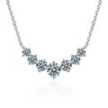 Collier en argent 925 avec pendentif incurvé en moissanite et chaîne fine sur fond blanc - Collier Sept Princesses (Moissanite 1.7 Carats) / Or blanc