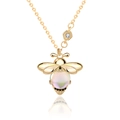 Collar de abeja de plata 925 con perla iridiscente y baño de oro en fondo blanco puro - Plata 925 / Collar de Abeja de Piedra de Luna
