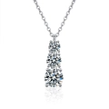 Collier élégant en argent 925 avec trois pierres moissanite dégradées sur fond blanc - Collier Trois Pierres (Moissanite 1.8 Carats) / Or blanc