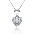 Collana in argento 925 con pendente a cuore in moissanite su sfondo bianco professionale - Argento 925 / Argento (Moissanite da 2 Carati)