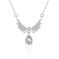 Collana ali d'angelo in argento 925 con pietra a goccia su sfondo bianco e riflesso - Argento 925 / Moissanite 6*8mm