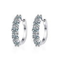 Elegantes pendientes de aro de plata de ley 925 con cinco piedras moissanita en fondo blanco - Plata 925 / Oro blanco