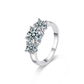 Eleganter S925 Sterlingsilber Dreistein-Moissanit-Ring mit polierter Oberfläche - Größe 5 (Weißgold) / 2 Karat Moissanit