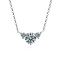 Elegante collana in argento S925 con tre pietre di moissanite a taglio brillante sul ciondolo - Argento Sterling 925 (Placcato Oro Bianco) / Moissanite da 1 Carato