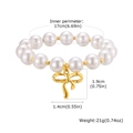 Dettaglio del bracciale di perle con ciondolo a fiocco dorato e misura della circonferenza - Stile Fiocco Dorato con Perline (BR-2148)