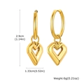 Dettaglio orecchini a cuore dorati con dimensioni di 2,9 cm di lunghezza e 1,33 cm di larghezza - Oro