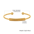 Detailweergave van goudkleurige roestvrijstalen armband met veer en afmetingen - Goud