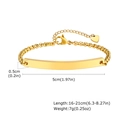 Detalle de pulsera de cadena dorada con medidas de la placa metálica curvada - Dorado
