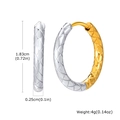 Vue détaillée des créoles bicolores en acier inoxydable avec motif de losanges - Style rond bicolore or et argent (EH709SG)