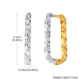 Vue détaillée de boucles d'oreilles géométriques en U avec dimensions et fini bicolore - Style rectangulaire bicolore or et argent (EH707SG)