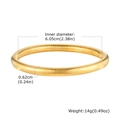 Detalle macro de la pulsera bañada en oro de 14K con estructura de bobina flexible - Oro de 14K