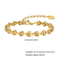 Detalle de pulsera de corazones dorados con placa grabada K18 y cierre de mosquetón ajustable - Dorado
