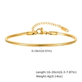 Dettaglio di bracciale a catena serpente dorata con chiusura a moschettone e marchio K18 - Oro
