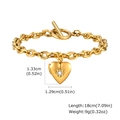 Dettaglio del bracciale a cuore dorato con zircone e chiusura a levetta classica - Oro Zircone Bianco