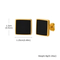 Makroaufnahme quadratischer goldener Ohrstecker mit schwarzem Emaille-Inlay, 1,3x1,25 cm - Gold