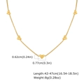 Dettaglio della collana in acciaio dorato con cinque ciondoli a cuore in zircone e misure - Oro