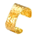 Minimalistisches, goldfarbenes Manschettenarmband mit gehämmerter Oberfläche und offenem Design - Breiter Gehämmerter Stil (B-625)