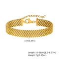Dettaglio del bracciale a maglia in acciaio dorato con chiusura a moschettone e catena - Oro