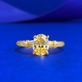 Anello in argento S925 placcato oro con grande gemma gialla ovale e fascia testurizzata - US 5 / Giallo
