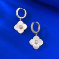 Detail van klaver oorbellen met roze parelmoer en zirkonia op blauw fluweel - Roze Parelmoer Stijl (E683) / 925 zilver
