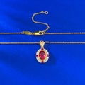 Elegante S925 Silber Goldkette mit Rubin-Anhänger und Diamant-Halo auf blauem Seidengrund - 925er Silber / N552 Taubenblutrot Halskette
