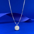 Vista macro del ciondolo moissanite in argento S925 con halo quadrato e catena box - Collana con Ciondolo Tondo Piccolo (N563) / 6.5MM