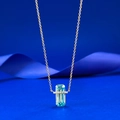Elegante goldene S925 Silberkette mit blauem Topas im Smaragdschliff auf königsblauem Satin - 925er Silber / Gold