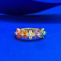 Anello in oro con fiori di gemme colorate su sfondo blu strutturato di tendenza - US 5 / Oro con zircone multicolore