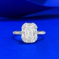 S925 Sterling Silber Ring mit 1 Karat Smaragdschliff auf blauem Seidenhintergrund - US 5 / Smaragdschliff Stil (R1578)