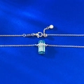 Collier en argent S925 avec pendentif topaze bleue rectangulaire sur fond bleu royal - Collier Topaze Bleue (Plaqué Or Blanc) / Argent 925