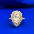 Anello in argento S925 dorato con diamante a goccia e contorno su sfondo blu - Oro / US 5