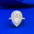 Anello in argento S925 con diamante a goccia e doppio halo su fondo blu reale - Oro Bianco / US 5