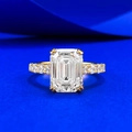 Luxuriöser S925-Ring mit Smaragdschliff-Diamant und vergoldeter mikroverzierte Ringschiene - US 5 / Gold