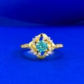 Elegante anillo de plata S925 con gema azul verde y diamantes blancos en acabado oro - US 5 / Dorado