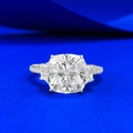 Klassischer S925 Silberring mit Kissenschliff und funkelnden Steinen auf blauem Grund - US 5 / Silber
