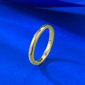 Minimalistischer S925 Sterlingsilber Ring mit Goldoberfläche im 45-Grad-Winkel gezeigt - US 5 / Gold
