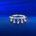 Anello minimalista in argento S925 con cinque nappine pendenti su velluto blu scuro - US 5 / Argento