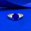 Elegante anello in argento S925 con spinello blu rotondo e pietre laterali a goccia - US 5 / Blu (R1632)