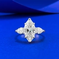 Elegante anello in argento 925 con pietra marquise e accenti laterali a pera su blu - US 5 / Marchesa Bianca