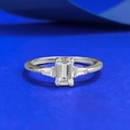 Bague en argent S925 avec une grande pierre taille émeraude et des accents baguette raffinés - US 6 / Bague Petit Cube de Sucre (R1404)