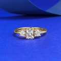 Elegante anello in argento S925 dorato con una pietra rettangolare e due pietre laterali - US 7 / Oro