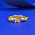 Minimalistischer S925 Silber vergoldeter Blumenring mit Zirkonia auf blauem Grund - US 6 / Goldenes Blütenblatt-Stil