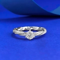 Elegante anillo entrelazado de plata S925 con diamante redondo de 5mm y banda micro pavé - US 6 / R1419 Blanco