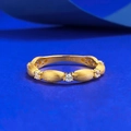 Anello a nastro in argento S925 placcato oro spazzolato con tre zirconi su sfondo blu - US 5 / Stile Spazzolato Oro
