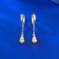 Detailopname van S925 zilveren huggie oorbellen met verfijnde peervormige zirkonia's - 925 zilver / Wit