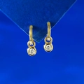 Dettaglio orecchini in argento S925 placcato oro con zirconi rotondi incastonati - Argento 925 / Oro