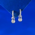 Primo piano dettagliato di orecchini a cerchio in argento 925 con pendenti tondi in zircone - Argento 925 / Argento