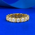 Dettaglio di un anello eternity placcato oro con zirconi a taglio rotondo - US 5 / Stile Dorato (R1449)